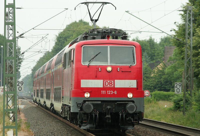 111 123-6 mit RE4 kurz vor Geilenkirchen am 06.06.2009