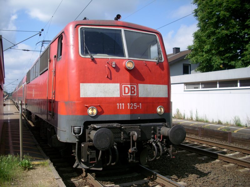 111 125 steht mit RE4 abfahrtsbereit in Geilenkirchen...tja der Tf isn bissl schnell in den BF gebrettert und kam daher erst spt zum stehen
