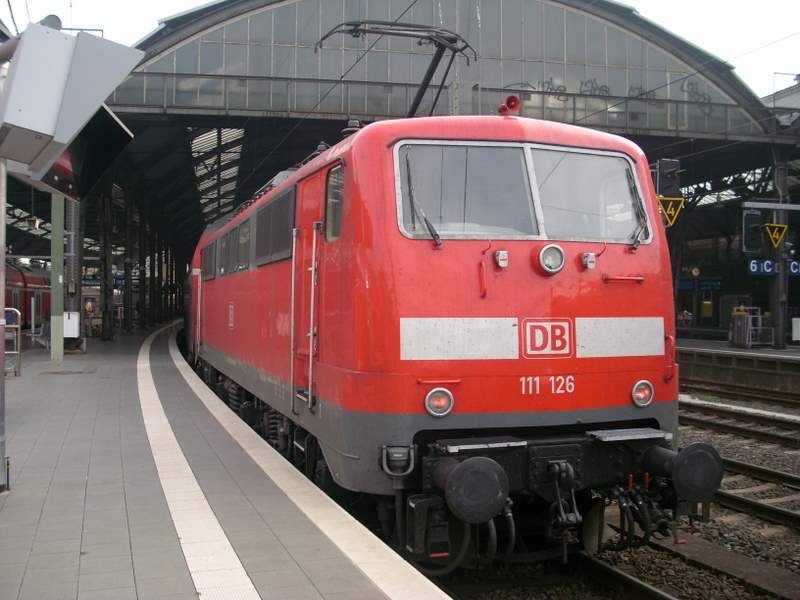 111 126 kurz nach der Einfahrt in Aachen Hbf mit dem Wupper-Express. Dieser Wagenpark steht ebenfalls falschrum