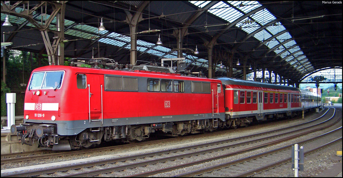 111 126 mit dem RE11433 nach Kln Messe/Deutz im Bahnhof Aachen Hbf 6.7.2009