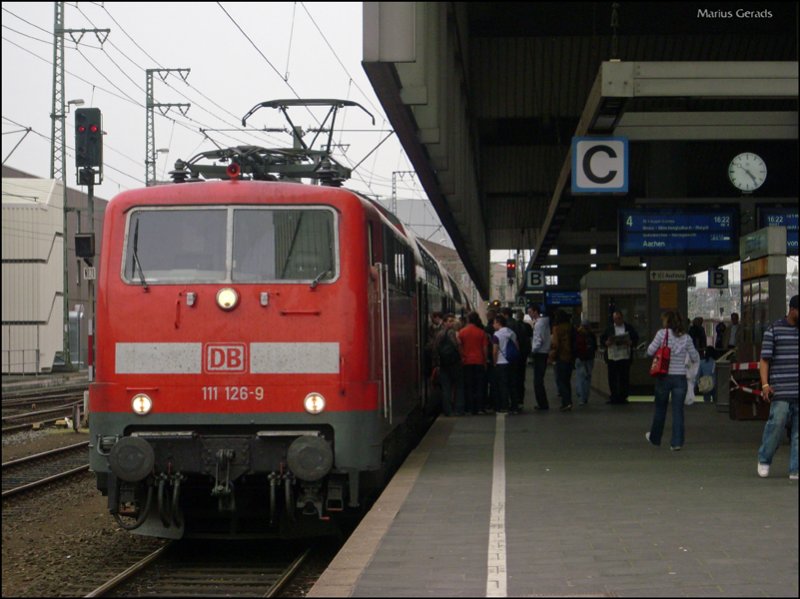 111 126 mit dem  Wupper-Express  RE10424 nach Aachen in Dsseldorf Hbf 16.4.2009