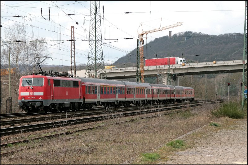 111 126 schiebt den RE13 (RE 9020) von Hamm(Westf) nach Venlo. (29.03.2008)