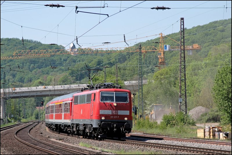 111 127 fhrt mit dem RE13 (RE 9019)  Maas-Wupper-Express  an dem Radlader vorber. Endbahnhof ist Schwerte(Ruhr) wegen Gleisarbeiten. (10.05.2008)
