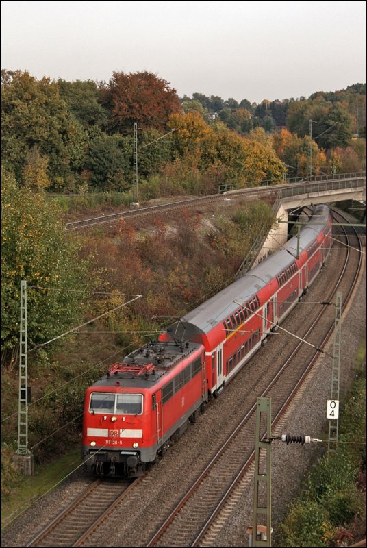 111 128 (9180 6 111 128-5 D-DB) besitzt einen roten Stromabnehmer und ist am 13.10.2008 mit dem RE4 (RE 10420)  WUPPER-Express  nach Aachen unterwegs.
