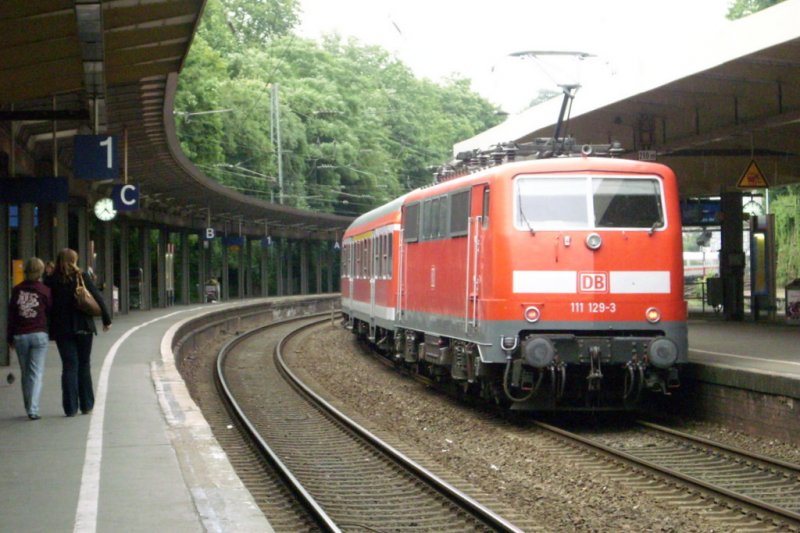 111 129-3 mit dem RE13 bei der Ausfahrt in Wuppetal Hbf, 9.Juli.2008