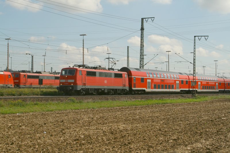 111 130 zieht ein RE aus Mnchen nach Nrnberg an Regensburg Ost vorbei.13.09.07
