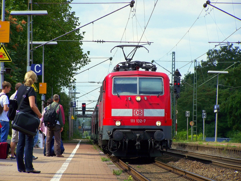 111 132-7 f�hrt mit Ihrem RE60 in Ibbenb�ren ein. Der Zug ist auf dem Weg von Rheine nach Braunschweig Hbf. 31.07.09