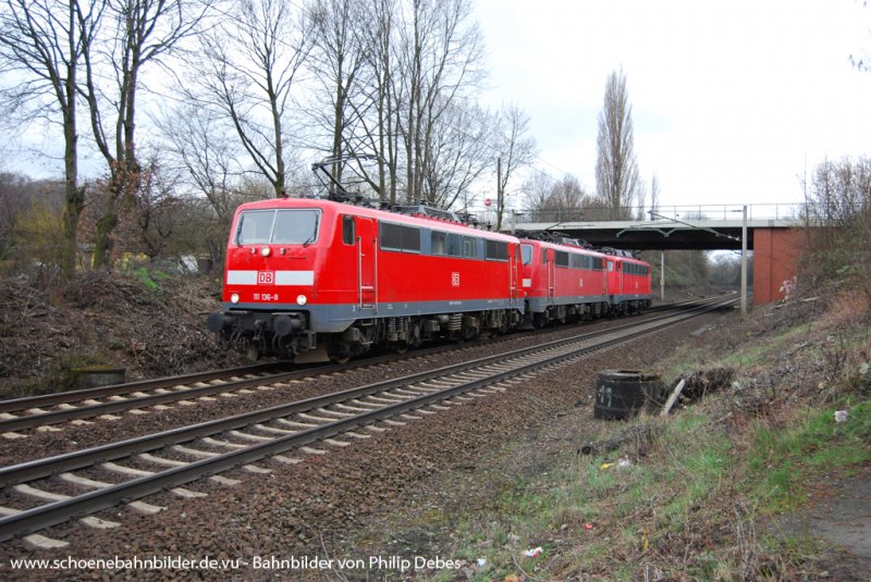 111 136-8 f�hrt am 28. M�rz 2009 mit LZ (111 132-7; 110 506-3) durch Hannover Limmer