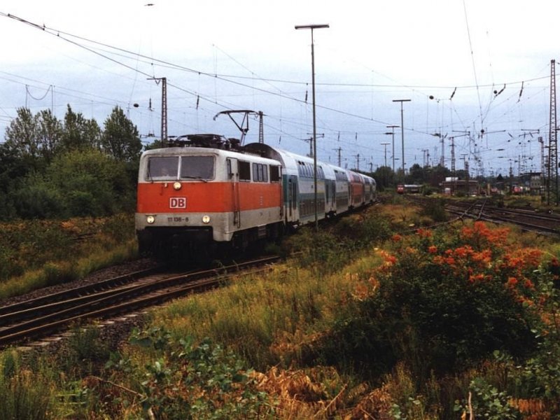 111 136-8 mit RE 10023 Aachen-Bielefeld auf Duisburg Hauptbahnhof am 14-08-1999. Bild und scan: Date Jan de Vries. 