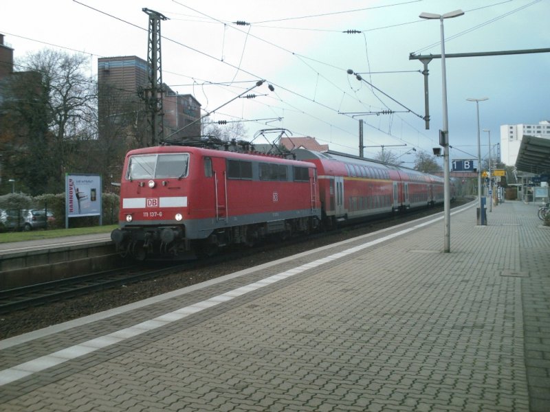 111 137-6 mit RE Rheyne - Braunschweig im Bahnhof Peine.
Diese Zge verkehren stndlich wechselnd zwischen Braunschweig
und Rheyne bzw. Bielefeld mit BR 111 oder BR 146.1