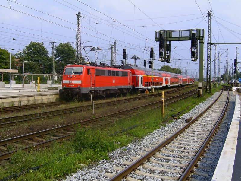 111 138 - 4 mit einem RE bei der Einfahrt in Bremen Hbf. am 22.07.2009
