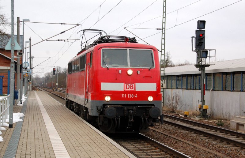 111 138 vom Bw Braunschweig durchfhrt am 30.01.09 den Bahnhof Burgkemnitz in Richtung Berlin. Ein seltener Gast!