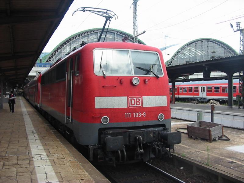 111-139 zieht RB nach Kassel, auf der anderen Seite ist auch eine BR111, da der Steuerwagen defekt war kuppelte man noch eine 111er vorne an.