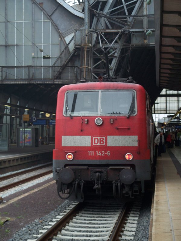 111 142-6 mit einer Rb von Bremen-Vegasack (21.8.2007)(Bremen Hbf)