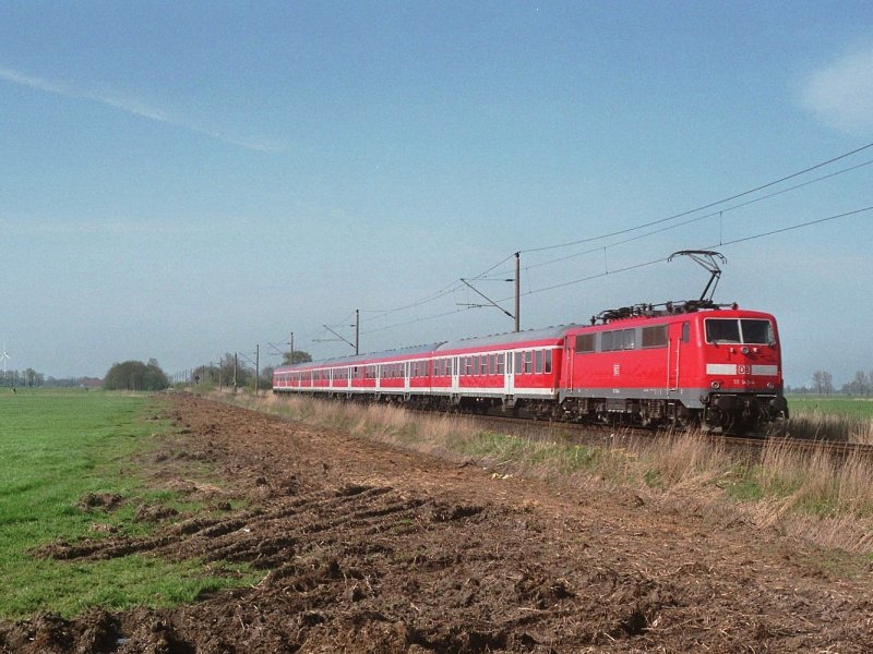 111 143-4 auf die eingleisige Strecke zwischen Nordeich Mole und Emden am 4-5-2006.