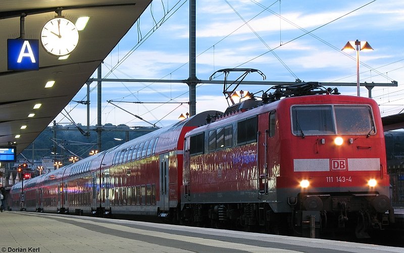 111 143-4 wartet im Bielefelder Hbf auf die Abfahrt (Juni 2007).