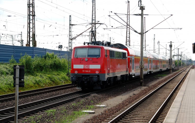 111 144 schiebt am 09.05.09 einen RE am S-Bahnhof Letter vorbei.