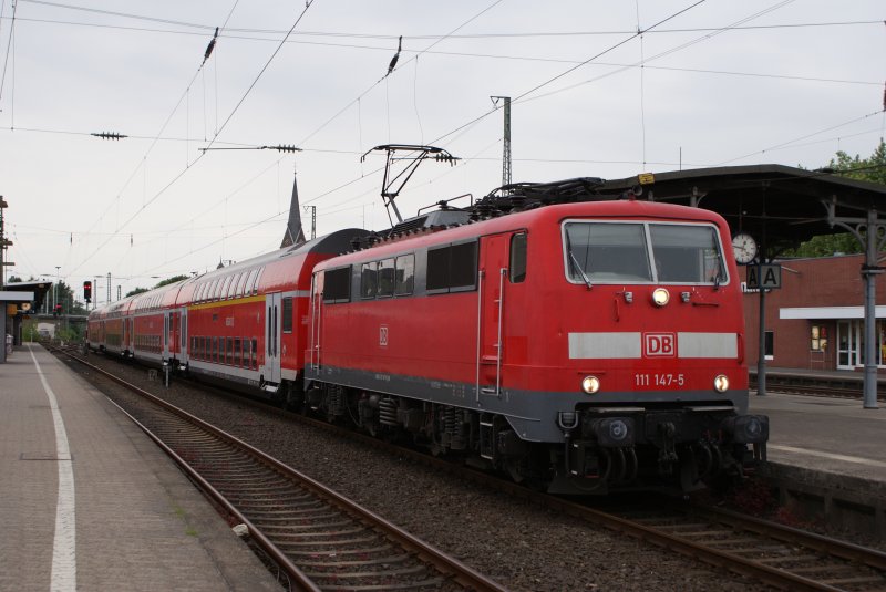 111 147-5 mit dem RE 7 auf Gleis 8 in Solingen Hbf,aufgrund einer ICE berholung am 06.06.09