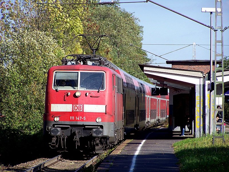 111 147 fhrt mit dem RE10422(RE4) in den Bahnhof Hckelhoven-Baal ein.
