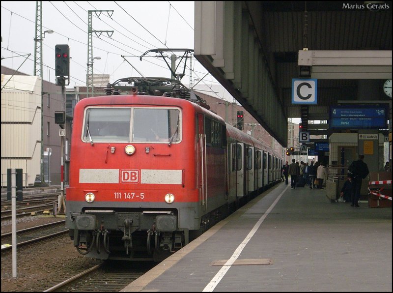 111 147 mit dem  Gras-Schnupper-Express  RE9024 nach Venlo in Dsseldorf Hbf 16.4.2009