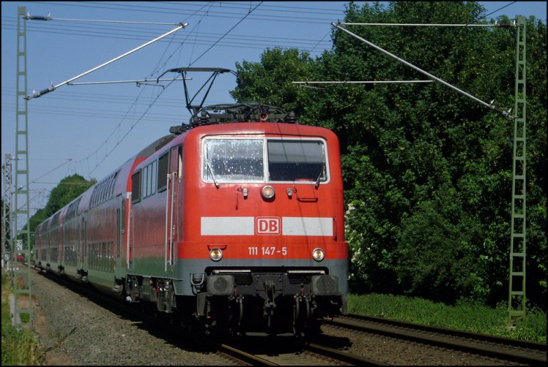 111 147 mit dem RE10422 nach Aachen an Km 28.9  ehem. Anrufschranke  in Geilenkirchen 29.5.2009