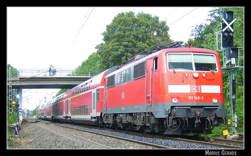 111 148 mit RE4  Wupper-Express  nach Aachen. Hier am Esig Geilenkirchen. Wegen Gleisbauarbeiten verkehrt dieser Zug auf dem Gegengleis. 28.Juli 2007