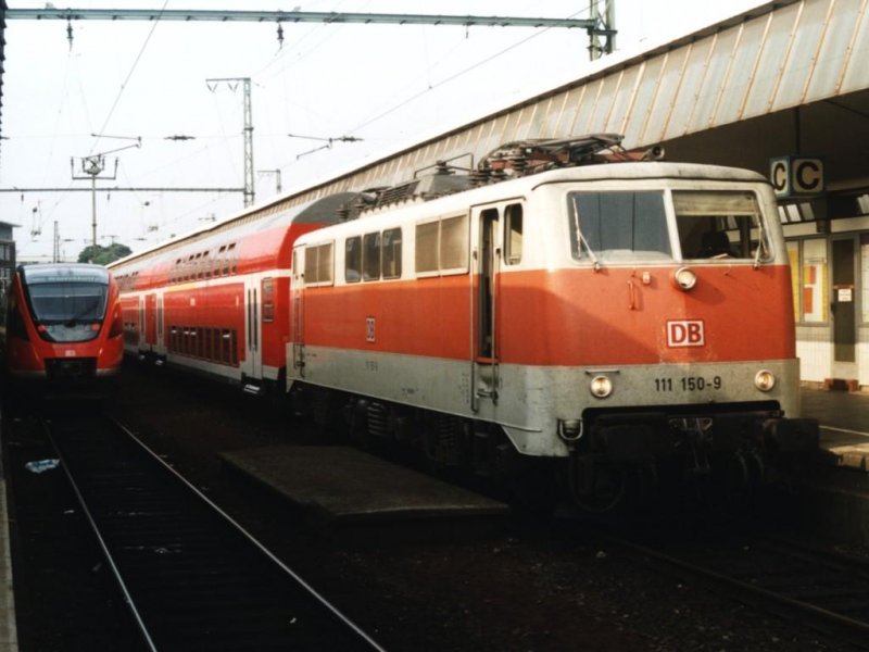 111 150-9 mit eine S-Bahn auf M�nster Hauptbahnhof am 28-7-2001. Bild und scan: Date Jan de Vries.