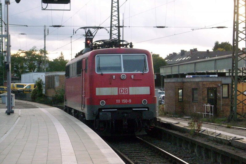 111 150-9 rangiert im Aachener Hbf (die RE Garnitur dieser Lok ist vorher gefreckt ;-)) 2.Okt.´08