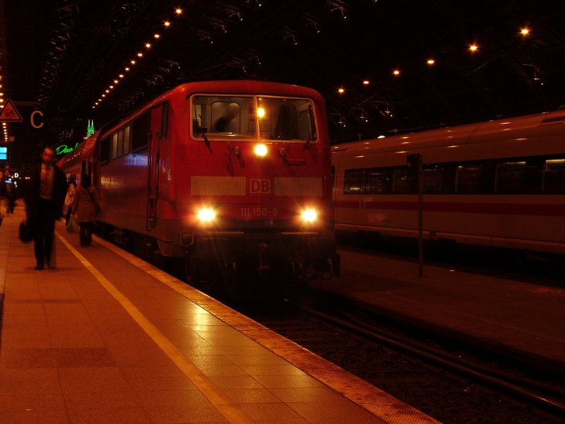 111 150-9 steht mit RE 9 nach Siegen in K�ln Hbf. 29.10.08