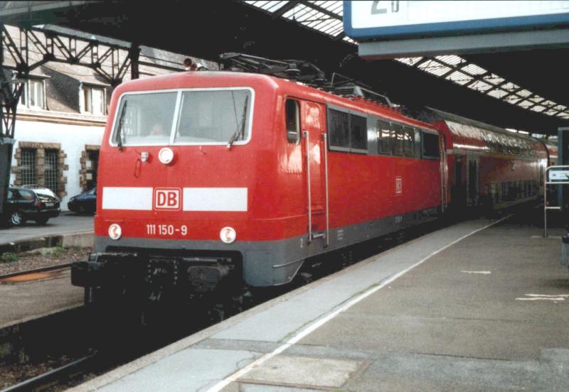 111 150 mit dem RE 4 nach Dortmund in Aachen Hauptbahnhof,September 2003.