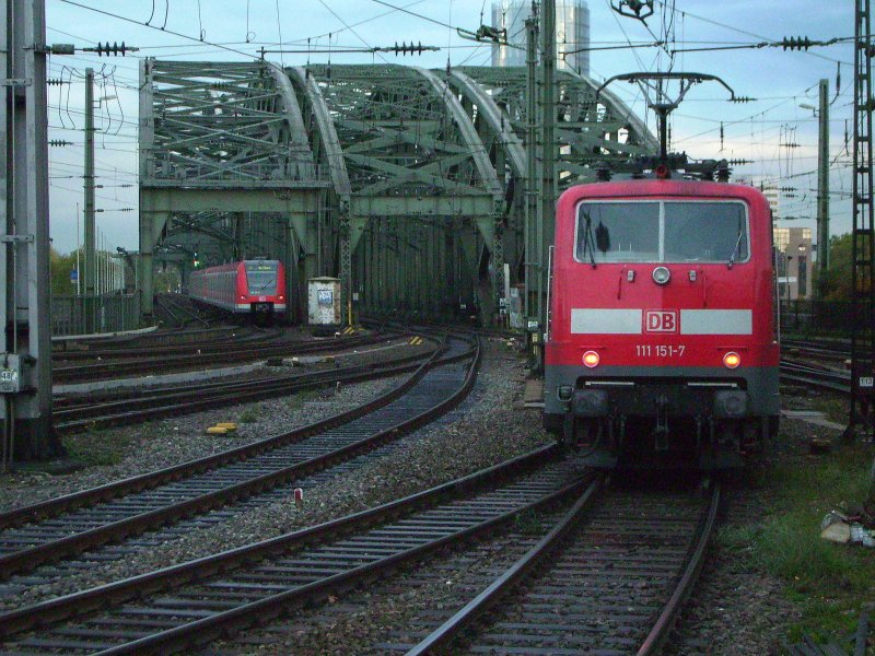 111 151-7 schiebt ihre n-Wagen Garnitur als IC 2888 nach Dortmund Hbf aus Kln Hbf. (ICE-Ersatz) 27.10.08