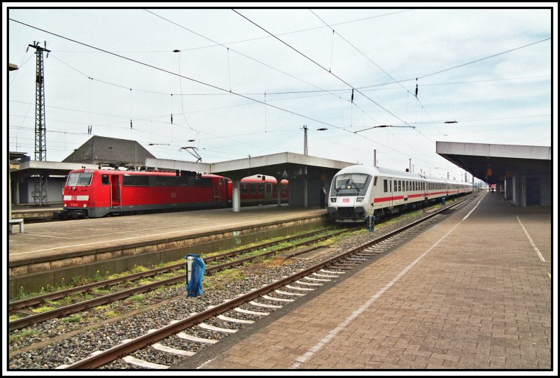 111 152 steht mit einem RE13  Maas-Wupper-Express  im Zielbahnhof Hamm (West). Auf dem Nebengleis wartet ein InterCity auf die Weiterfahrt Richtung Hannover. Aufgenommen am 13.04.2007