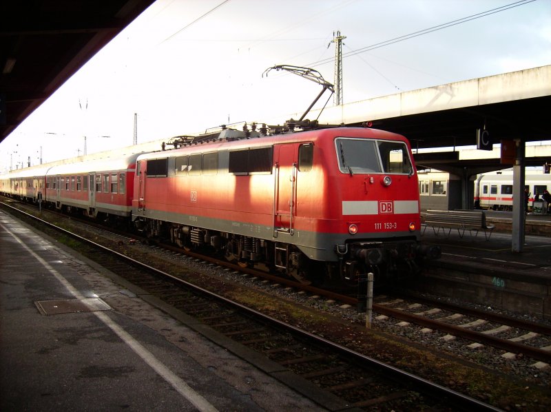 111-153-3 wartet hier mit dem RE13 am Hammer Hbf auf seine Abfahrt nach Venlo.