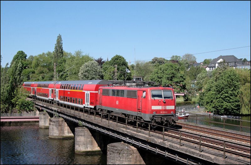 111 153 hat den RE4 (RE 10416)  WUPPER-Express , von Dortmund Hbf nach Aachen Hbf, am Haken und berquert bei Wetter(Ruhr) den Harkortsee. (12.05.2008)

