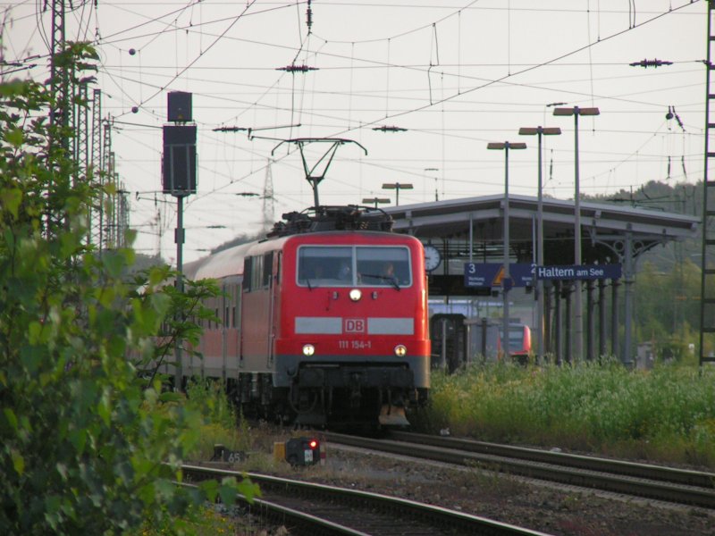 111 154-1 in der idyllischen Botanik im Bahnhof Haltern am See (Westfalen) am 28.06.2004.