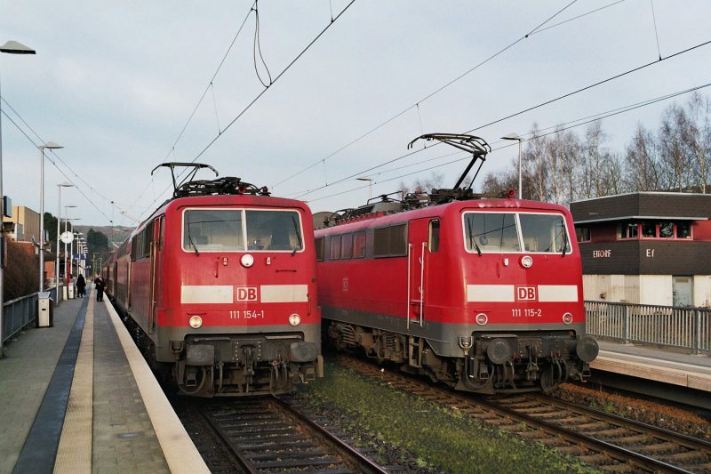 111 154-1 mit 4857 KA-ESIE trifft auf 111 115-2 ebenfalls mit einem RE 9 unterwegs nach Aachen Hbf (Eitdorf 16.02.2007)