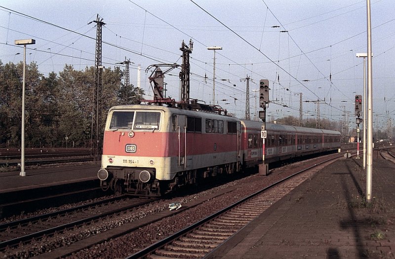 111 154-1 in Wanne-Eickel 28-10-1993.