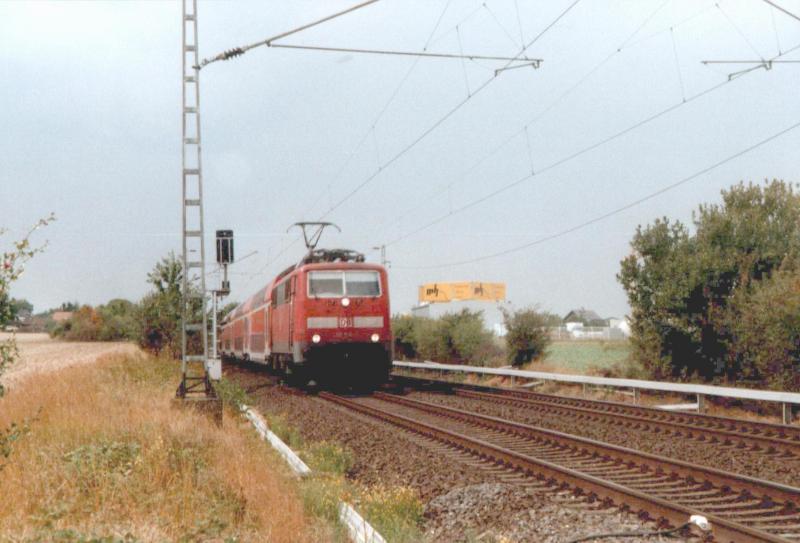 111 154 passiert mit ihrem RE 9 Aachen-Kln-Siegen ein Ackerstck in Jngersdorf,hinter dem Bahnhof Langerwehe.September 2003.