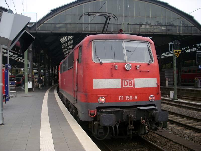 111 156-6 gerade mit dem  falschrum  fahrendem RE4 in Aachen eingefahren. Wegen einer Versp�tung von 20 minuten fuhr dieser Zug nach kurzem Aufenthalt weiter Richtung Dortmund. Aufgrund einer Versp�tung von 40 minuten durch diverse St�rungen viel dieser Zug ab Hagen aus.