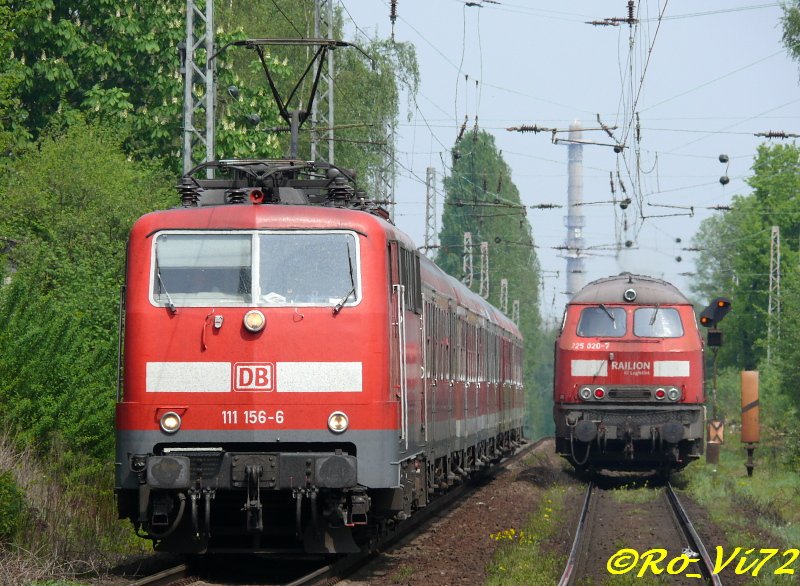 111 156-6 mit RE 3 Rhein-Emscher-Express (Dsseldorf - Hamm) und die 225 018-1 (auf dem Bild nicht zusehen) mit 225 020-7 begegnen sich bei Bochum-NOKIA. 03.05.2008.