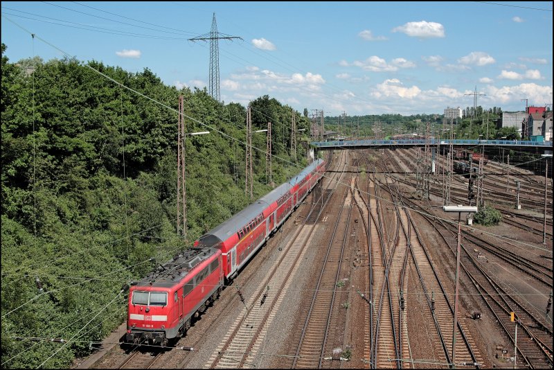 111 156 schiebt den RE4 (RE 10422)  WUPPER-Express , von Dortmund Hbf nach Aachen Hbf, am Rangierbahnhof Hagen-Vorhalle vorbei. (01.06.2008)
