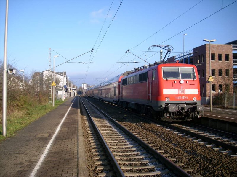 111 157-7 schiebt ihren Wupper-Express aus Geilenkirchen raus (13.12.2008)
