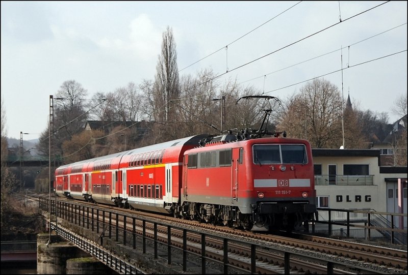 111 157 (9180 6111 157-7 D-DB) schiebt den Gegenzug RE4 (RE 10419)  WUPPER-Express  nach Dortmund. (07.03.2009)
