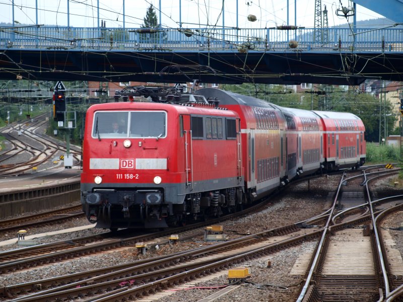 111 158-2 kommt mit dem Wupperexpress (RE 4)unter der Burtscheider Brcke in den Aachener Hauptbahnhof. Links im Bild kann man noch die Aachener Sdrampe erkennen ber die der Personenverkehr nach Belgien (ICE, Thalys und BR62) fhrt.