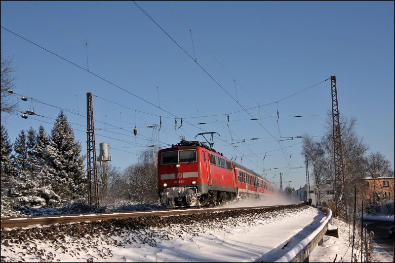 111 158 (9180 6 111 158-2 D-DB) trgt schon deutliche Spuren des Wintereinsatzes. Hier in Westhofen konnte die Lok mit dem RE13 (RE 9018)  Maas-Wupper-Express  abgelichtet werden.
