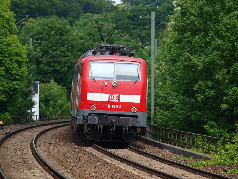 111 159-0 schiebt den Wupperexpress aus der Haltestelle Aachen Schanz