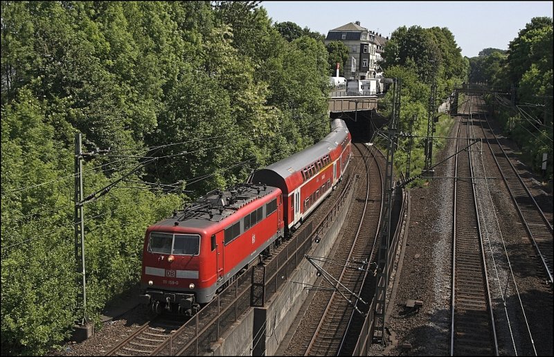 111 159 (9180 6111 159-0 D-DB) hat mit dem RE4  WUPPER-Express , Dortmund Hbf - Aachen Hbf, den Prsident-Hoefft-Tunnel (177m lang) durchfahren und wird gleich am Bahnhof Schwelm vorrber in Richtung Wuppertal fahren. (24.05.2009)
