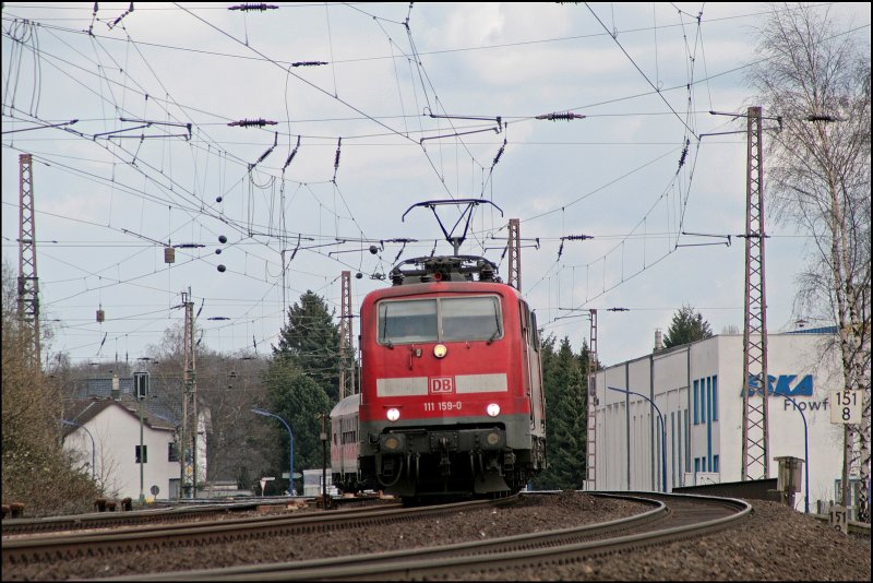111 159 legt sich mit dem RE13 (RE 9022)  MAAS-WUPPER-EXPRSS  bei Westhofen in die Kurve. (29.03.2008)