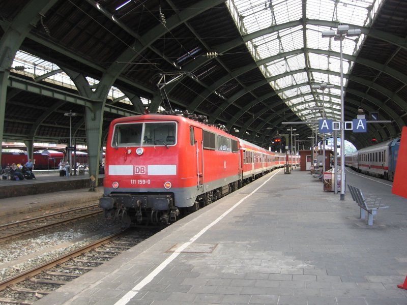 111 159 schiebt am 22.06.2007 den RE 13 nach Venlo in den Bahnhof Hagen.