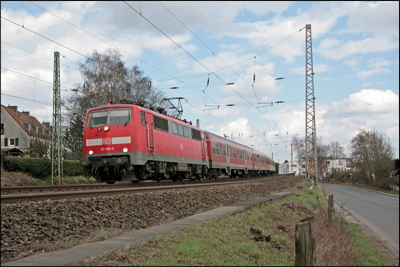 111 159 schleppt den RE13 (9022)  Maas-Wupper-Express  nach Venlo. Hier bei Westhofen am 29.03.2008.